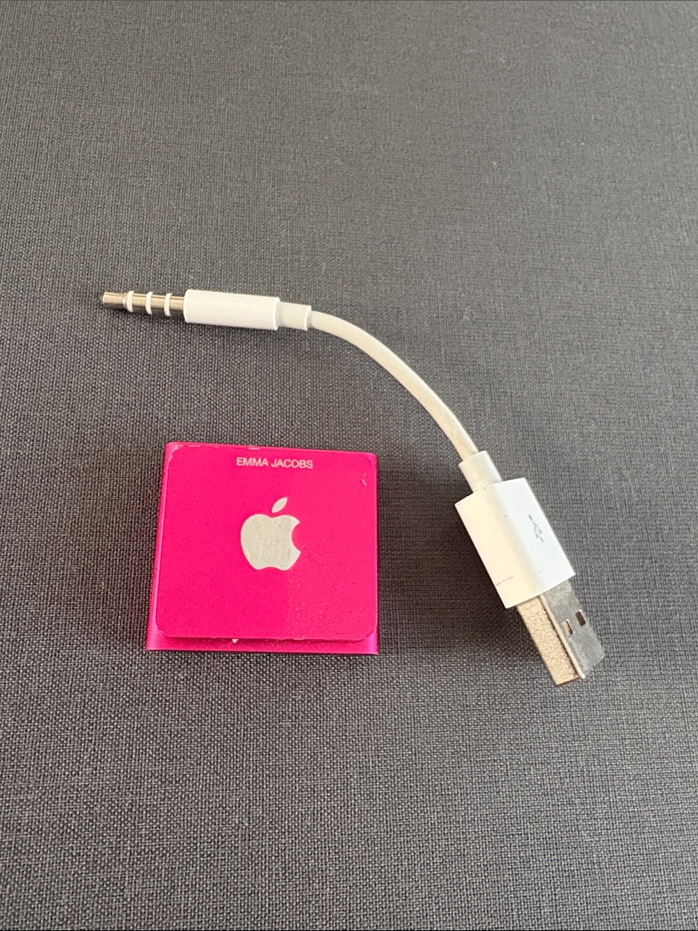 APPLE IPod Shuffle with Charger